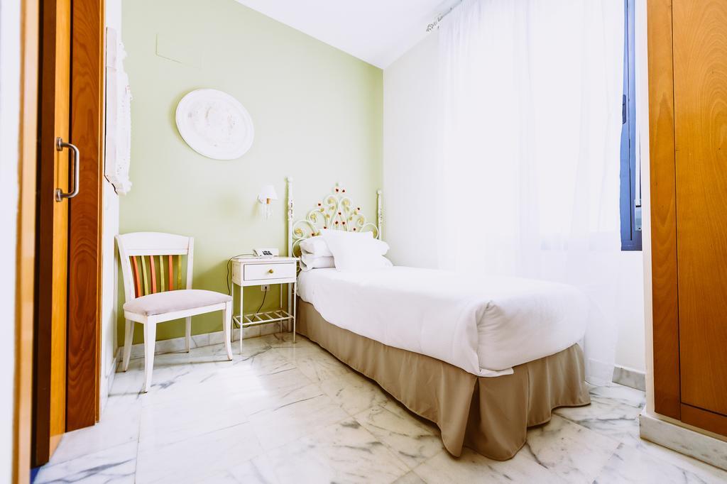 Basic Hotel Dona Manuela Σεβίλλη Εξωτερικό φωτογραφία